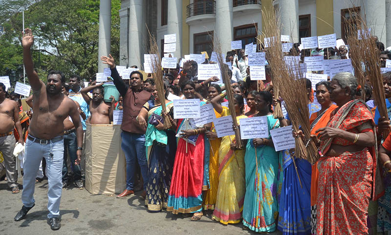 ಬೆಂಗಳೂರು: ಸಫಾಯಿ ಕರ್ಮಚಾರಿಗಳಿಂದ ಅರೆಬೆತ್ತಲೆ ಪ್ರತಿಭಟನೆ